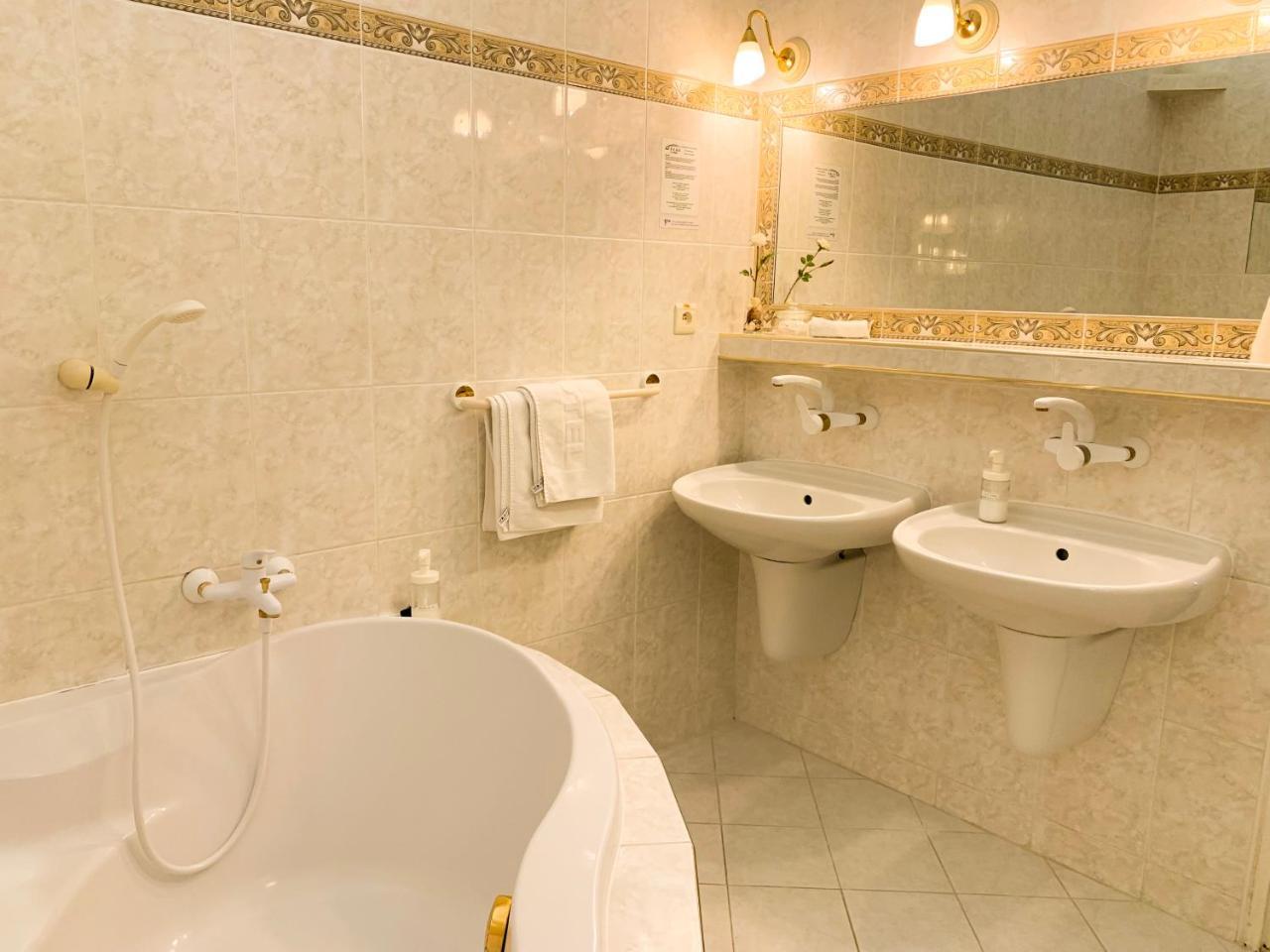 Hotel Arcus Garden Bratislava Ngoại thất bức ảnh